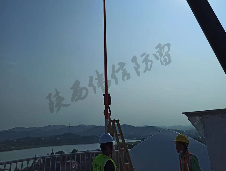 湖北花湖機場玻璃鋼避雷針安裝現(xiàn)場2